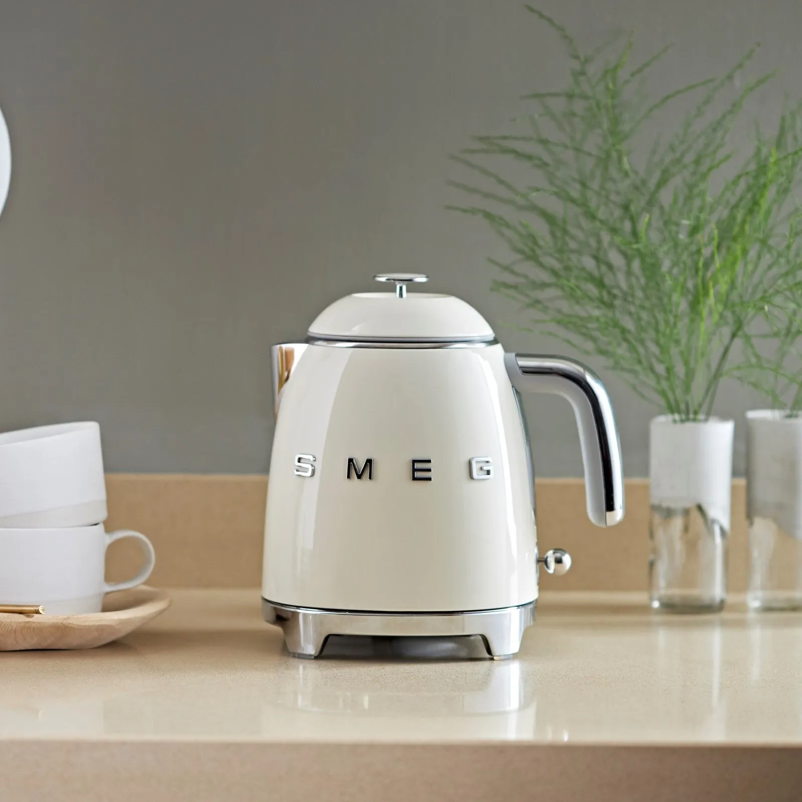 Smeg KLF05CRUK electric kettle 0.8 L 1400 W Cream