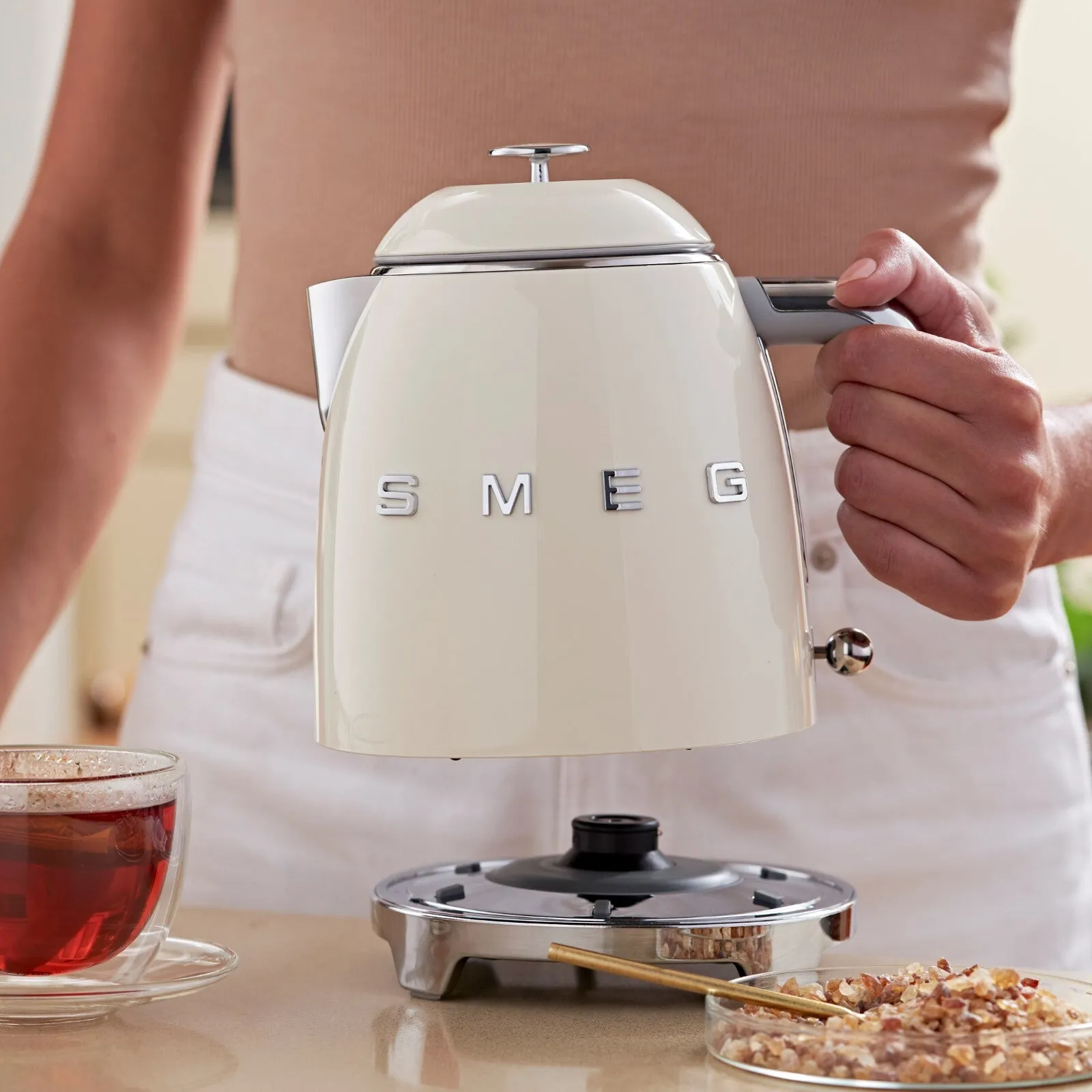 Smeg KLF05CRUK electric kettle 0.8 L 1400 W Cream